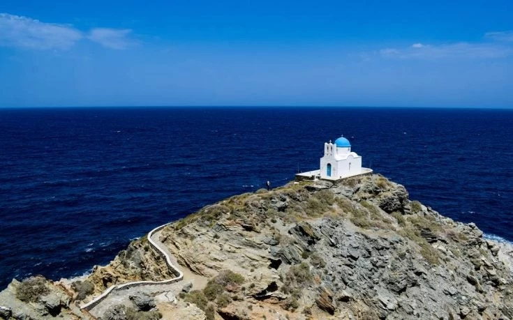 Το εκκλησάκι στη Σίφνο που μοιάζει να αναδύεται από τους αφρούς της θάλασσας